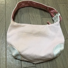 GAP ピンク系ハートのチャーム付きバッグの画像