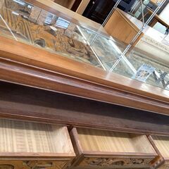 【トレファク花小金井店】木彫りテーブル/3個引出し/木製テーブル/木彫りテーブルブラウン/中古家具/ 武蔵野市 小平市 小金井市 国分寺市 杉並区 買取 販売の画像