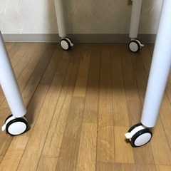 【決まりました】テーブル　移動式　机　ディスク　白　椅子つきの画像