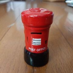 イギリスらしい食卓用塩コショウ入れ。の画像