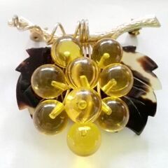 葡萄と蝶のブローチ　二点