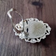 黒いブローチの画像