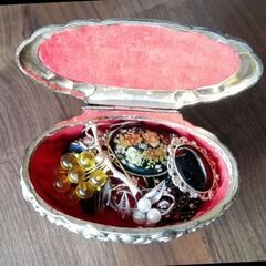 黒いブローチの画像