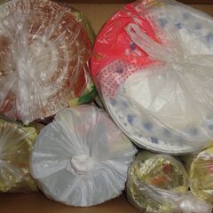ダンボール3箱食器類まとめて300円の画像