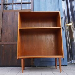 デンマークより入荷したチーク材ブックシェルフです。シンプルで