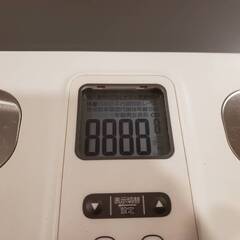 【使用回数が少ないキレイなお品】オムロンの体重計の画像