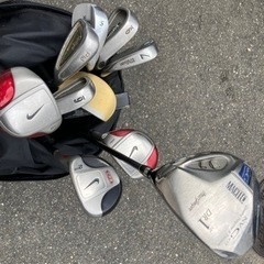 ゴルフバックとゴルフクラブの画像