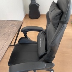 半年使ったゲーミングチェアと机を売りますの画像