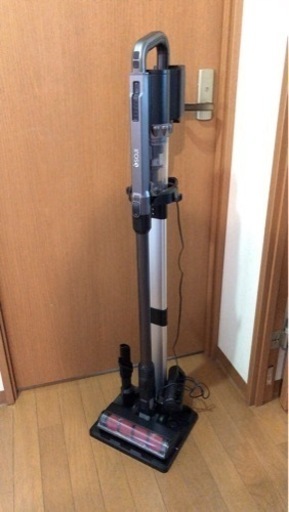 【美品】コードレスサイクロン掃除機 超軽量 1.3kg 静音 （布団クリーナー・隙間ノズル付き）専用スタンド付き
