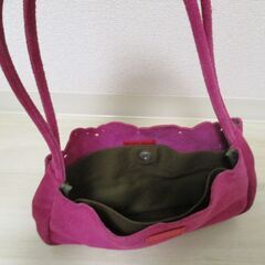 デパートで購入したピンクの上品なショルダーバッグの画像