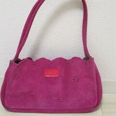 デパートで購入したピンクの上品なショルダーバッグ