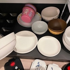 食器2セットずつ＋電子レンジ対応タッパーの画像