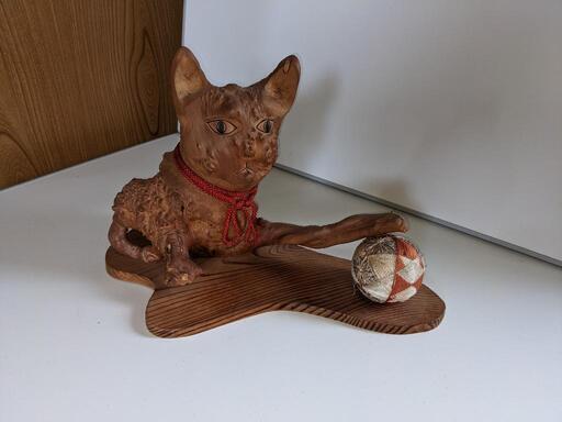 木の株　猫　手まり