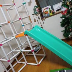 白いジャングルジム　滑り台の画像
