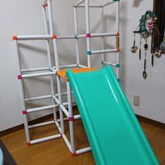 白いジャングルジム　滑り台