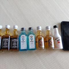 お酒のミニボトルセット(ラム、ウィスキー、ジン)の画像