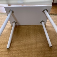 ホワイト木製テーブルの画像