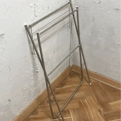 X型折りたたみタオル干しの画像