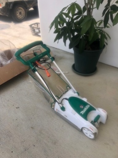 マキタ　芝刈り機　手持ち芝刈り機