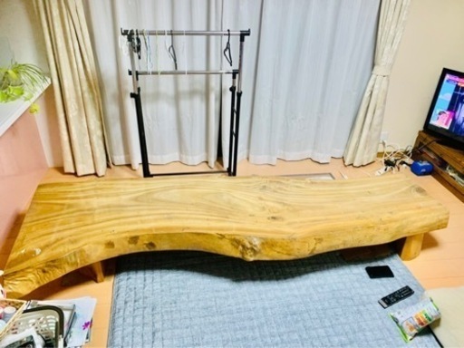 値下げ！楠の一枚板テーブルです、切株の上に載ってます、