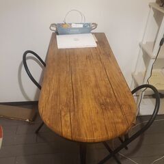 ダイニングテーブルと棚
