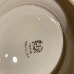 高級感のある　LENOX白い食器の画像