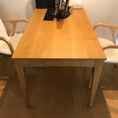 伸縮可能ダイニングテーブルの画像