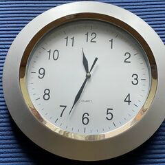 QUARTZ クオーツ　壁掛け時計の画像