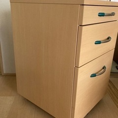 キャスター付き　サイドテーブル引き出し付きの画像