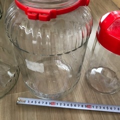 果実酒.梅干しなどに使う保存瓶と壺の画像