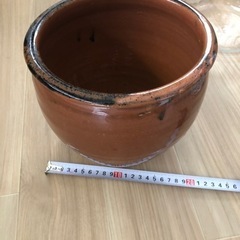果実酒.梅干しなどに使う保存瓶と壺の画像