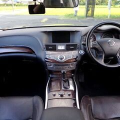 フーガハイブリッド・最上級モデル【3.5VIPパッケージ】ロング車検R5年12月迄・自動ブレーキ・車間制御・レーン逸脱センサー・本革フルシート・フルセグナビTV…の画像