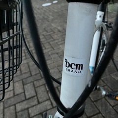 クロスバイク　DCM 27インチ6段変速 オートライト カゴ鍵付き ホワイト  の画像