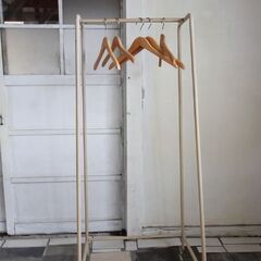 フレンチシャビーなハンガースタンド。木製ハンガー付き。まだまだ沢...