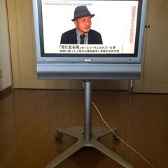 スタンド付きシャープ液晶テレビの画像