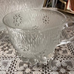 ガラスのお皿、コップ、飾り食器の画像