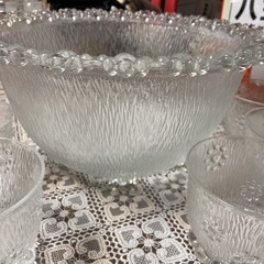 ガラスのお皿、コップ、飾り食器の画像