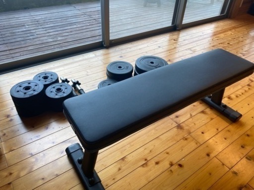 ダンベル20kx2、10kx2とトレーニング用ベンチ