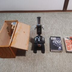 顕微鏡とサンプルのセットの画像