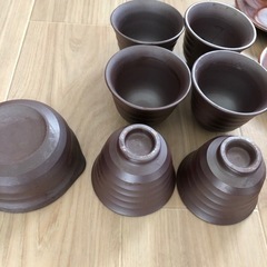 渋くてお洒落な湯飲み茶碗と茶たく  （湯のみ（6+1個）、お茶入れ1、茶たく4+1）の画像