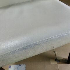 白いイス 中古 猫のひっかき傷ありの画像