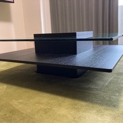 ガラスのローテーブル