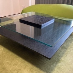 ガラスのローテーブルの画像