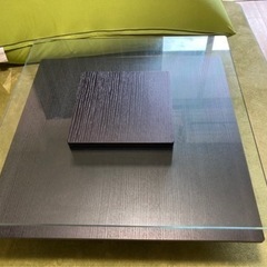 ガラスのローテーブルの画像