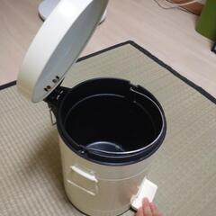 ペダル式ゴミ箱の画像