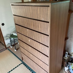 古いタンスですが、使えると思います。サイズ高さ135センチ奥行41幅85センチの画像