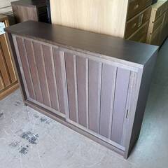 フォロー割で10000円！未使用品　うづくり桐材を使用した引戸格子キャビネット　幅120　リビングボード　サイドボード　ブラウン　扉付き　棚　ラック　カウンター下　薄型