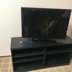 DVD内蔵の３２型テレビのテレビ台付きになります