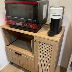 処分前　ほぼ新品！組み立て済 食器棚  キッチンキャビネット 木製 ラタン調：ナチュラル/ブラックの画像
