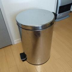 ステンレスペダル式ゴミ箱　29cm×44cm